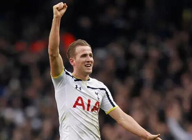 李凯尔禁区空切接球后双手扣篮，完成本场比分首分.